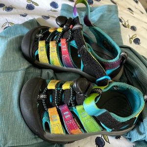 Rainbow keenes size 24/8. EUC no signs of wear. Worn for one season only.